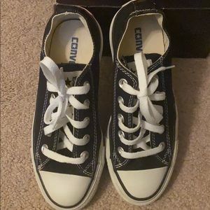 Women’s converse chucks low top size 5